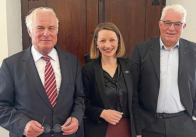 Die Gäste und der Moderator: Ulrich Siegrist, Christina Bachmann-Roth und Peter Buri.Foto: zvg