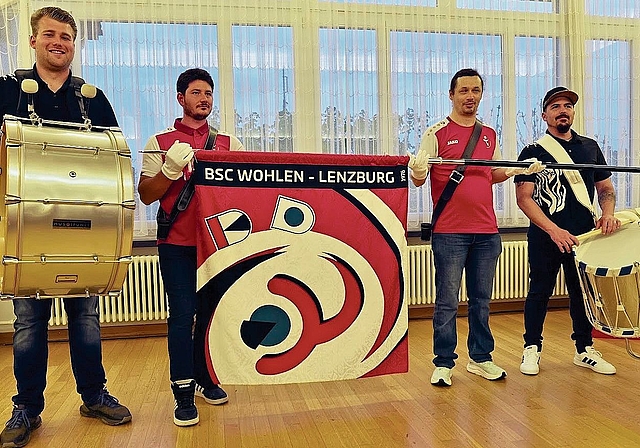 Stolz durfte die neue Fahne den Anwesenden präsentiert werden.Foto: zvg