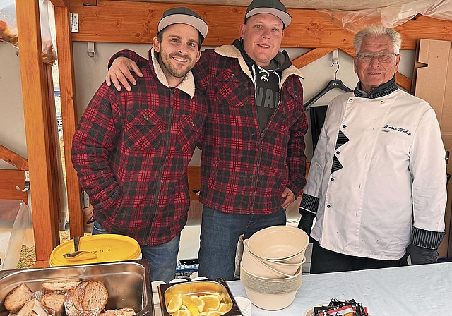 Livio Cathomas und Michael Bohler vom Fischerverein Seetal mit Heinz Weber.Foto: VSc