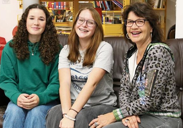 Setzen sich für kostenlose Hygieneprodukte ein: Anouk Borer (links), Lou Mosimann und Fachlehrerin Regula Thomas. Foto: Romi Schmid
