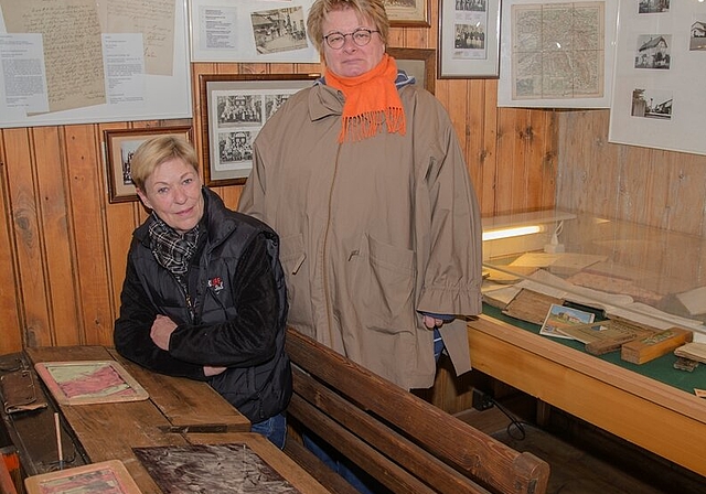 Aus langer Erfahrung eine interessante Ausstellung aufgebaut: Irène Pauli (links) und Gaby Siotis (rechts) sind gespannt auf die «Weisch-no»-Reaktionen der hoffentlich vielen Besucher.Foto: Peter Winkelmann