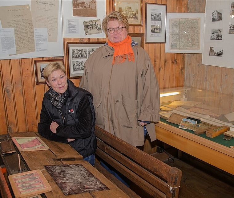 Aus langer Erfahrung eine interessante Ausstellung aufgebaut: Irène Pauli (links) und Gaby Siotis (rechts) sind gespannt auf die «Weisch-no»-Reaktionen der hoffentlich vielen Besucher.Foto: Peter Winkelmann