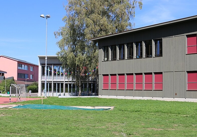 <em>Die Bauarbeiten sind abgeschlossen: </em>Schulanlage in Schafisheim. Foto: ms