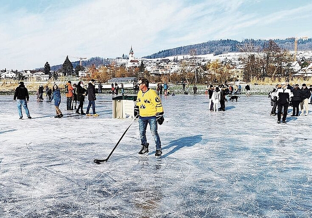 Spiel und Spass auf den Eisfeldern: Hundertschaften von Ausflüglern auf den überfrorenen Wiesen im Seenger Moos. Foto: Fritz Thut