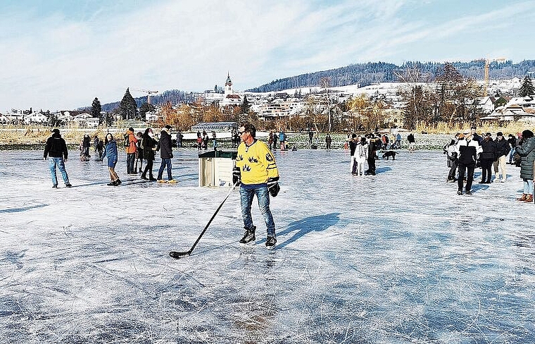 Spiel und Spass auf den Eisfeldern: Hundertschaften von Ausflüglern auf den überfrorenen Wiesen im Seenger Moos. Foto: Fritz Thut