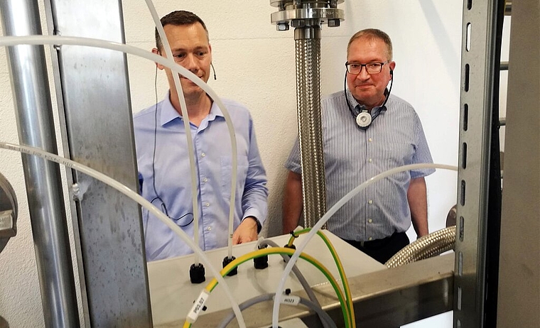 <em>Offiziell eingeweiht:</em> Die neue Biogas-Aufbereitungsanlage in der ARA Langmatt in Wildegg mit Patrick Steiger und Markus Blättler von der SWL Energie AG. Foto: Fritz Thut