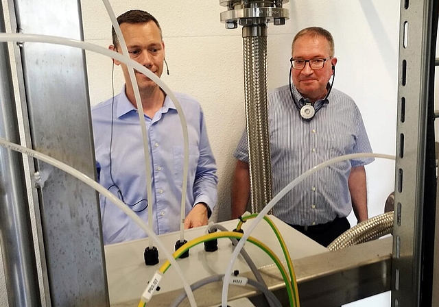 <em>Offiziell eingeweiht:</em> Die neue Biogas-Aufbereitungsanlage in der ARA Langmatt in Wildegg mit Patrick Steiger und Markus Blättler von der SWL Energie AG. Foto: Fritz Thut