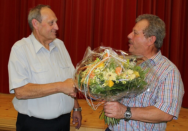 <em>Viel geleistet für Schafisheim:</em> Gemeindeammann Roland Huggler gratuliert Adolf Egli zum Ehrenbürgerrecht. Foto: Alfred Gassmann