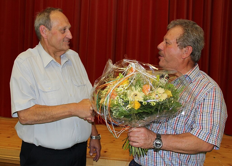 <em>Viel geleistet für Schafisheim:</em> Gemeindeammann Roland Huggler gratuliert Adolf Egli zum Ehrenbürgerrecht. Foto: Alfred Gassmann