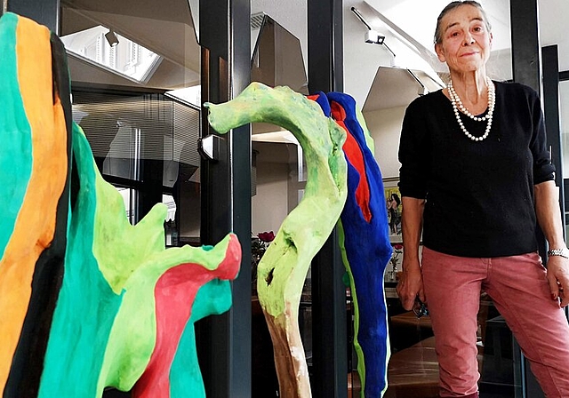 <em>Wecken Erinnerungen an Tiere:</em> Künstlerin Barbara Mühlebach mit einigen Exemplaren Schwemmholz-Kunst im Hotel Krone. Foto: Fritz Thut