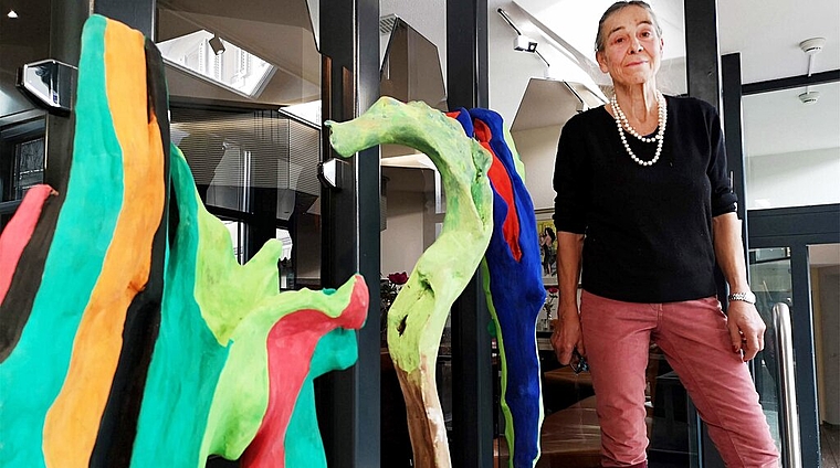 <em>Wecken Erinnerungen an Tiere:</em> Künstlerin Barbara Mühlebach mit einigen Exemplaren Schwemmholz-Kunst im Hotel Krone. Foto: Fritz Thut