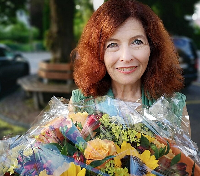 <em>Blumen zum Abschied:</em> Musiklehrerin Hanna Matti nach ihrem letzten Musikschulkonzert in Seon. Foto: Fritz Thut