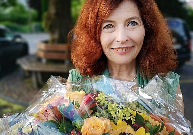 <em>Blumen zum Abschied:</em> Musiklehrerin Hanna Matti nach ihrem letzten Musikschulkonzert in Seon. Foto: Fritz Thut