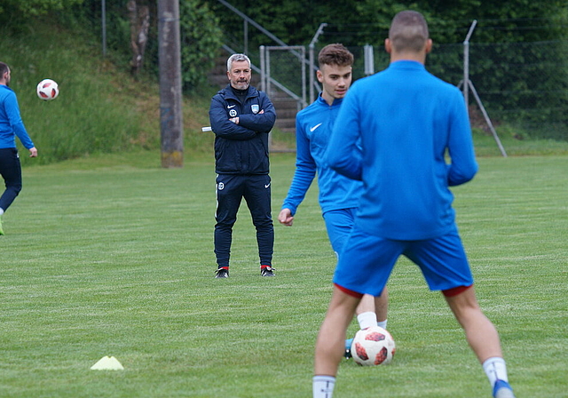 Aus sicherer Entfernung: FCL-Coach Emilio Munera überwacht seine Spieler. Foto: Ruedi Burkart