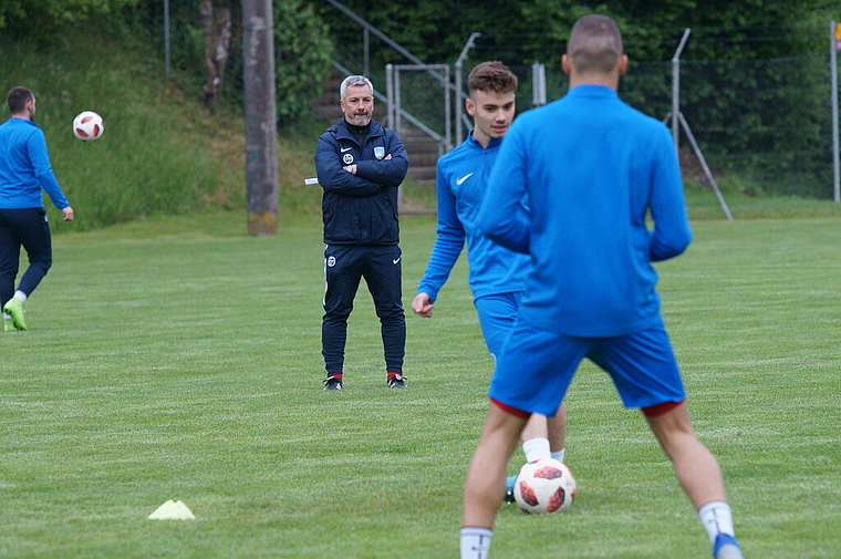 Aus sicherer Entfernung: FCL-Coach Emilio Munera überwacht seine Spieler. Foto: Ruedi Burkart