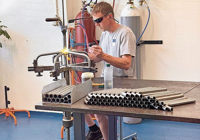 Hier werden verschiedene Metallteile zusammengelötet.Foto: Verena Schmidtke