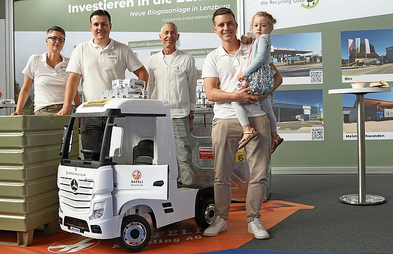 Die Häfeli Recycling AG mit Nachwuchs und Minilastwagen.
