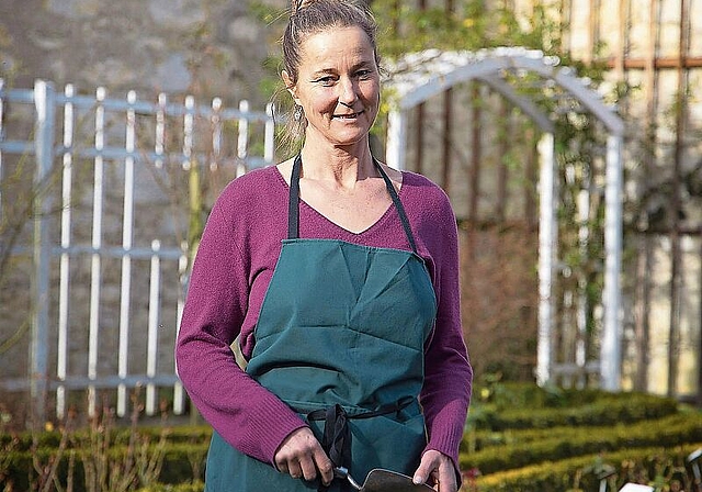 Gärtnerin im Schlossgarten Wildegg: Tanya van der Laan. Foto: MA/Pascal Meier