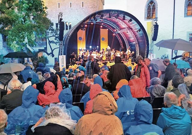 Lenzburgiade-Start im Schlosshof mit Regen und Sturm nach der Pause. Foto: Fritz Thut 