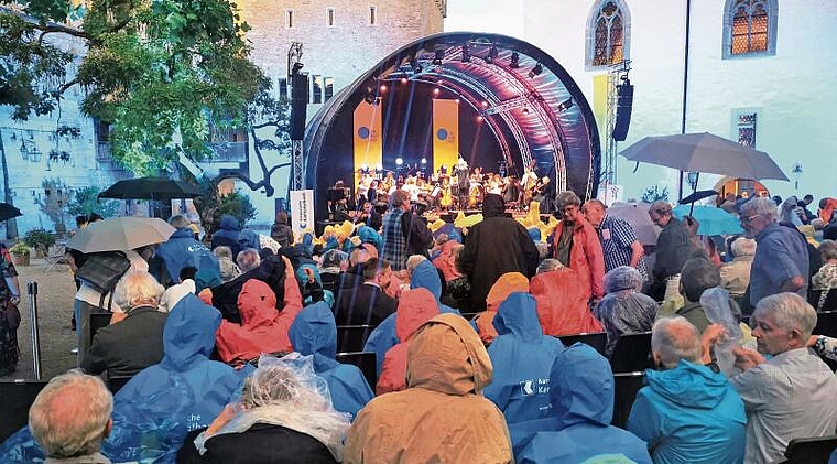 Lenzburgiade-Start im Schlosshof mit Regen und Sturm nach der Pause. Foto: Fritz Thut 