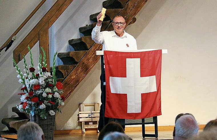 Zum Philosophieren braucht es nur ein Stück Käse: Bezirksgerichtspräsident Daniel Aeschbach begeisterte mit seiner Rede. Foto: Romi Schmid