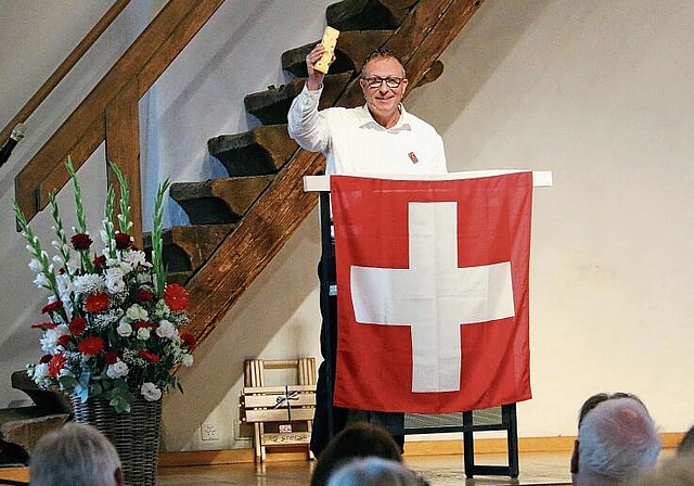 Zum Philosophieren braucht es nur ein Stück Käse: Bezirksgerichtspräsident Daniel Aeschbach begeisterte mit seiner Rede. Foto: Romi Schmid