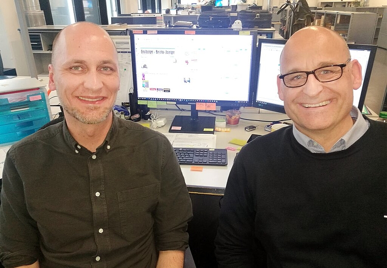 Verantwortlich für das neue Layout dieser Zeitung: Applikationsbetreuer Hansjürg Hirschi und Teamleiter Stefan Liechti. Foto: Fritz Thut