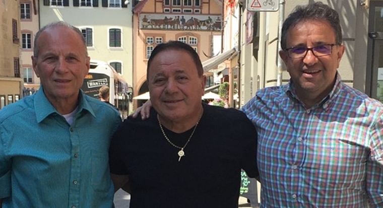 <em>Stellen ein Nostalgie-Fussballfest auf die Beine:</em> (v.r.) Angelo Lanza, ehem. unter anderem FC Rupperswil, Domenico Zarra, ehem. Olympia Schönenwerd, und Antonio Conti, ehem. unter anderem FC Rupperswil., Foto: zvg