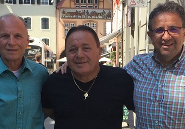 <em>Stellen ein Nostalgie-Fussballfest auf die Beine:</em> (v.r.) Angelo Lanza, ehem. unter anderem FC Rupperswil, Domenico Zarra, ehem. Olympia Schönenwerd, und Antonio Conti, ehem. unter anderem FC Rupperswil., Foto: zvg