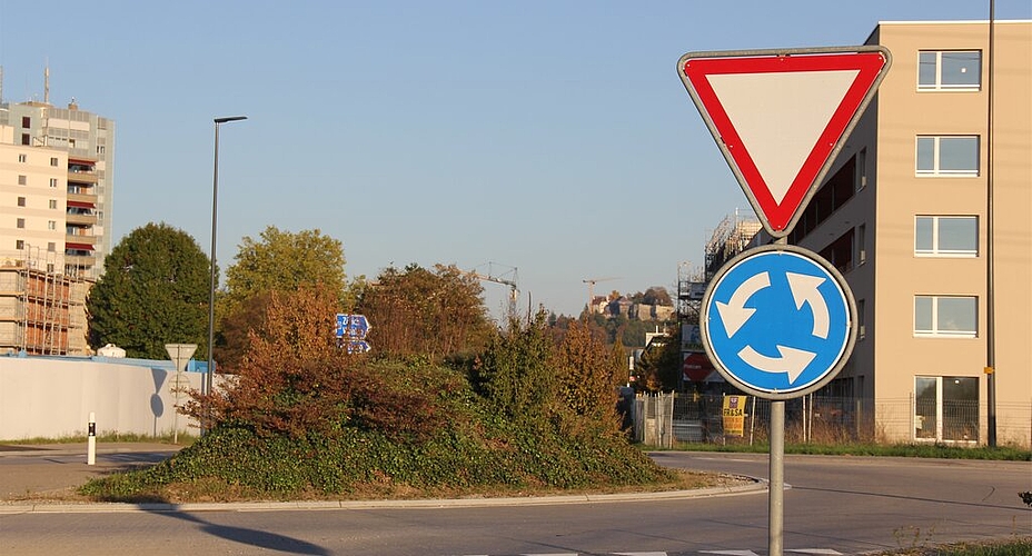 <em>Bescheidenes Eingangstor:</em> Kreisel Aarauerstrasse/Chrüzweg auf Staufner Boden mit Efeu und einheimischen Sträuchern.