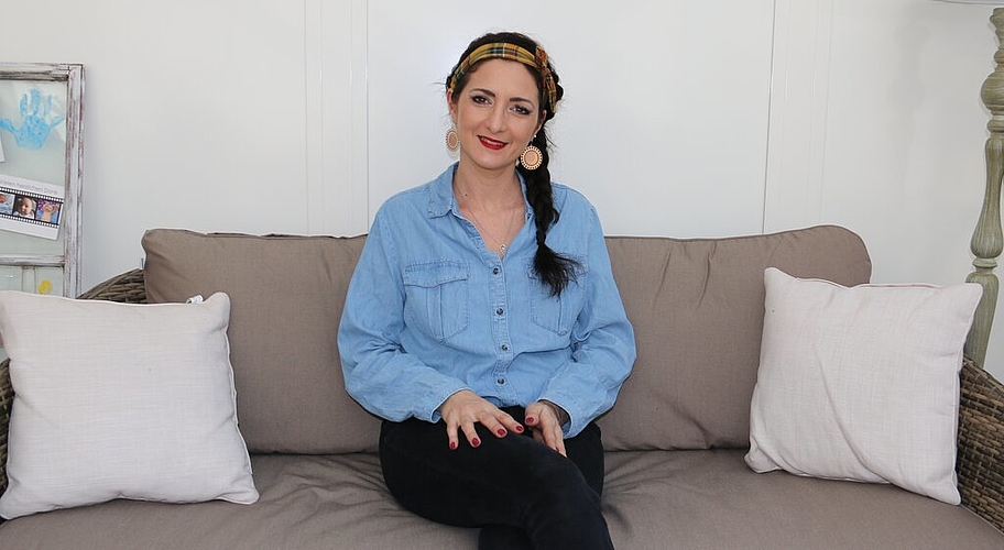 <em>Gesang und Schauspiel ist ihr Metier: </em>Cinzia Koch-Conti in ihrem Zuhause in Möriken. Foto: Melanie Solloso

