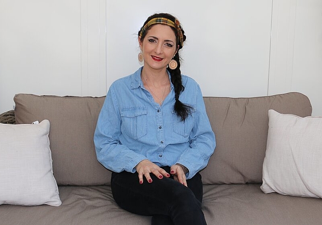 <em>Gesang und Schauspiel ist ihr Metier: </em>Cinzia Koch-Conti in ihrem Zuhause in Möriken. Foto: Melanie Solloso
