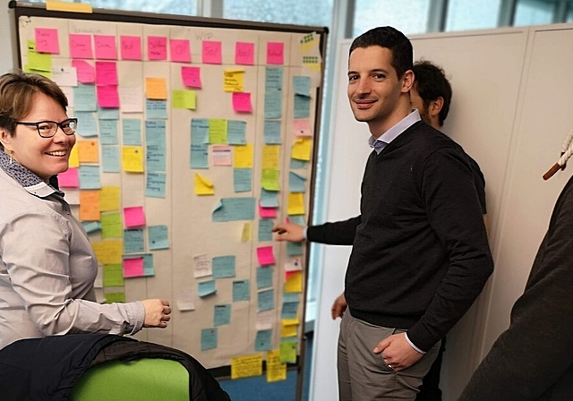 <em>Analoge Zettelwirtschaft in der Software-Abteilung:</em> Marianne Wildi, Vorsitzende der «Hypi»-Geschäftsleitung, mit Finstar-Mitarbeitern am Kanban-Board.Fotos: Fritz Thut
