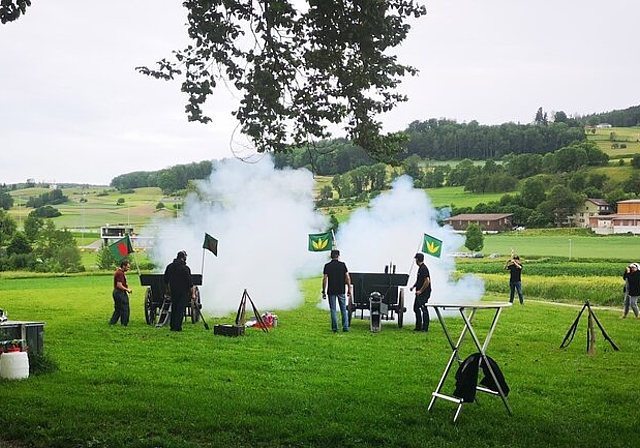 <em>Knall und Pulverdampf:</em> Freischarenschiessen der Freischarenkommission Seengen bei der Schlattwaldecke. Foto: Fritz Thut