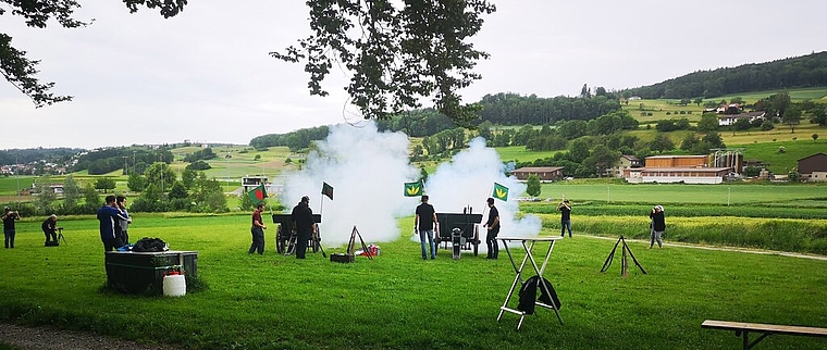 <em>Knall und Pulverdampf:</em> Freischarenschiessen der Freischarenkommission Seengen bei der Schlattwaldecke. Foto: Fritz Thut