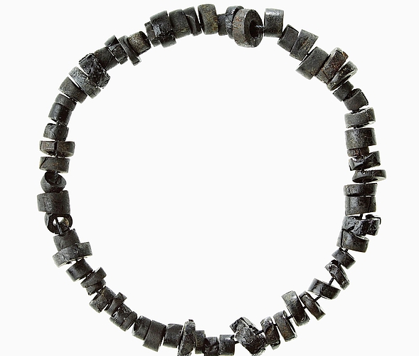 Kette aus 64 Lignitperlen als Grabbeigabe für eine 17- bis 21-jährige Frau (Lenzburg – Goffersberg, Grab 14, Ind. 4). Foto: Museum Burghalde