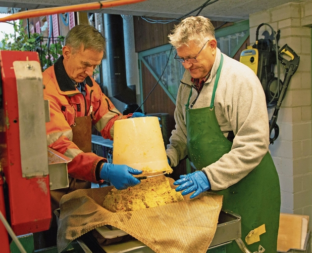 Konzentriert bei der Arbeit sind Dieter Neuenschwander (rechts) und Franz Waldvogel.Foto: Verena Schmidtke Konzentriert bei der Arbeit sind Dieter Neuenschwander (rechts) und Franz Waldvogel.Foto: Verena Schmidtke