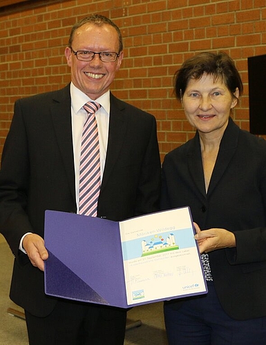 Möriken-Wildegg erhält das Label «Kinderfreundliche Gemeinde»: im Bild Geschäftsleiterin von Unicef Schweiz, Elsbeth Müller, mit Gemeinderat Josef Niederberger.