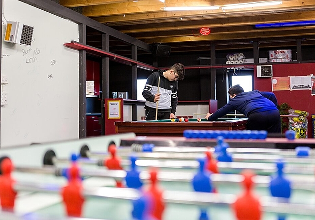 Schafisheimer Jugendliche wünschen sich eine Jugendeinrichtung: Jugendliche beim Poolspielen in einem Jugendtreff.Foto: Archiv/Sandra Ardizzone