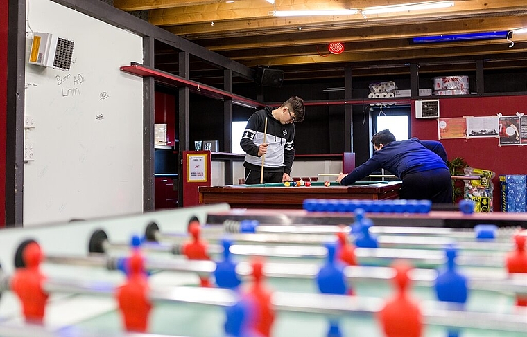 Schafisheimer Jugendliche wünschen sich eine Jugendeinrichtung: Jugendliche beim Poolspielen in einem Jugendtreff.Foto: Archiv/Sandra Ardizzone