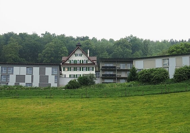 <em>Der Neubau ist eingeweiht: </em>Die Rehaklinik Effingerhort ob Holderbank mit dem 2018 fertiggestellten Neubau (links). Foto: Janine Gloor