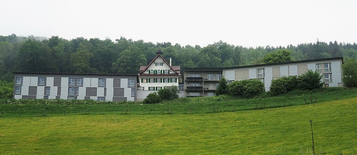 <em>Der Neubau ist eingeweiht: </em>Die Rehaklinik Effingerhort ob Holderbank mit dem 2018 fertiggestellten Neubau (links). Foto: Janine Gloor <em>Der Neubau ist eingeweiht: </em>Die Rehaklinik Effingerhort ob Holderbank mit dem 2018 fertiggestellten Neubau (links). Foto: Janine Gloor