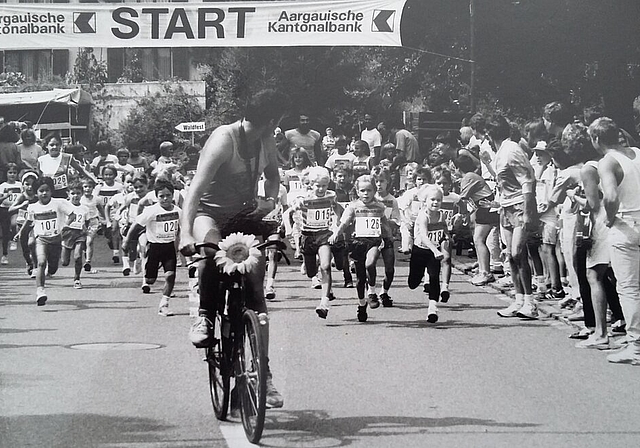 <em>Piccolos und los!</em> Schon in den ersten Jahren starteten erfreulich viele Kinder. Hier der Start der Piccolos im Jahr 1990. Foto: zvg