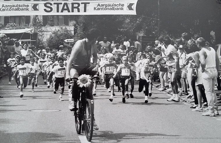 <em>Piccolos und los!</em> Schon in den ersten Jahren starteten erfreulich viele Kinder. Hier der Start der Piccolos im Jahr 1990. Foto: zvg