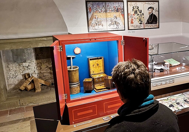 <em>Stimmen aus roten Boxen:</em> Hörstation zu Burkart III. im Hinteren Schloss. Foto: tf