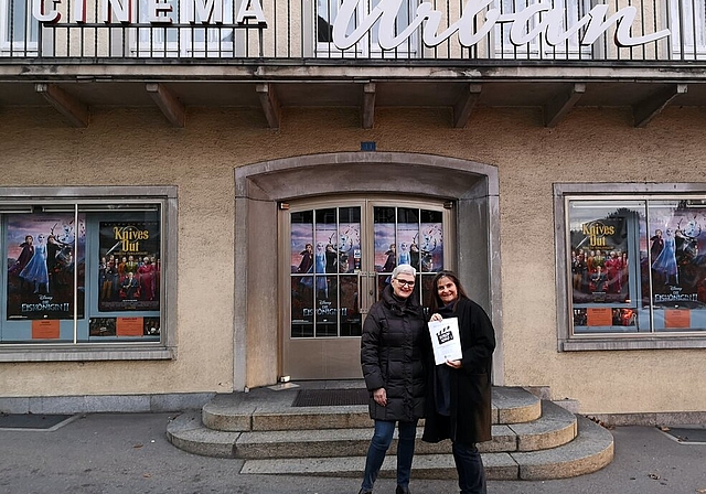 <em>Lancieren das «Sorop-Kino» neu:</em> Die Organisatorinnen Elisabeth Schmid und Caroline Gnehm vor dem Kino Urban in Lenzburg. Foto: Fritz Thut