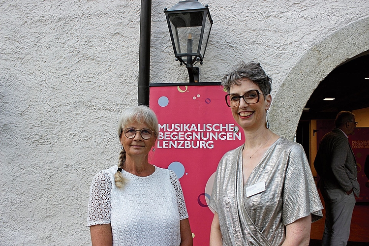 Monika Altorfer mit Stefanie Jud beim Eröffnungsapéro.Foto: Debora Hugentobler