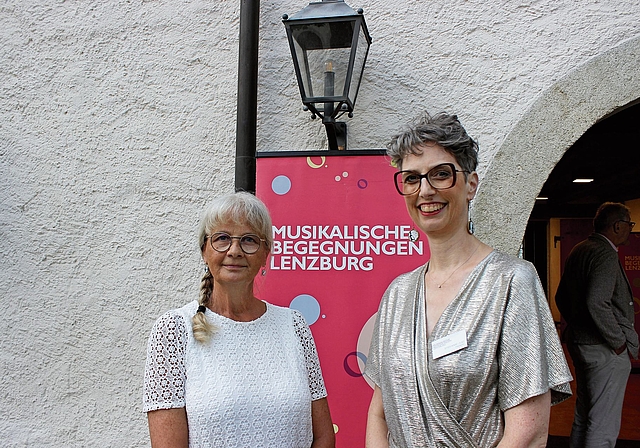 Monika Altorfer mit Stefanie Jud beim Eröffnungsapéro.Foto: Debora Hugentobler