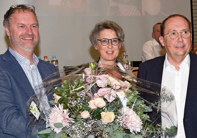 Der scheidende Gemeindeammann Jörg Bruder (rechts) und seine Frau Martina nehmen die Geschenke von Gemeinderat Eli Wengenmaier entgegen.Foto: Michael Hunziker