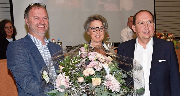 Der scheidende Gemeindeammann Jörg Bruder (rechts) und seine Frau Martina nehmen die Geschenke von Gemeinderat Eli Wengenmaier entgegen.Foto: Michael Hunziker